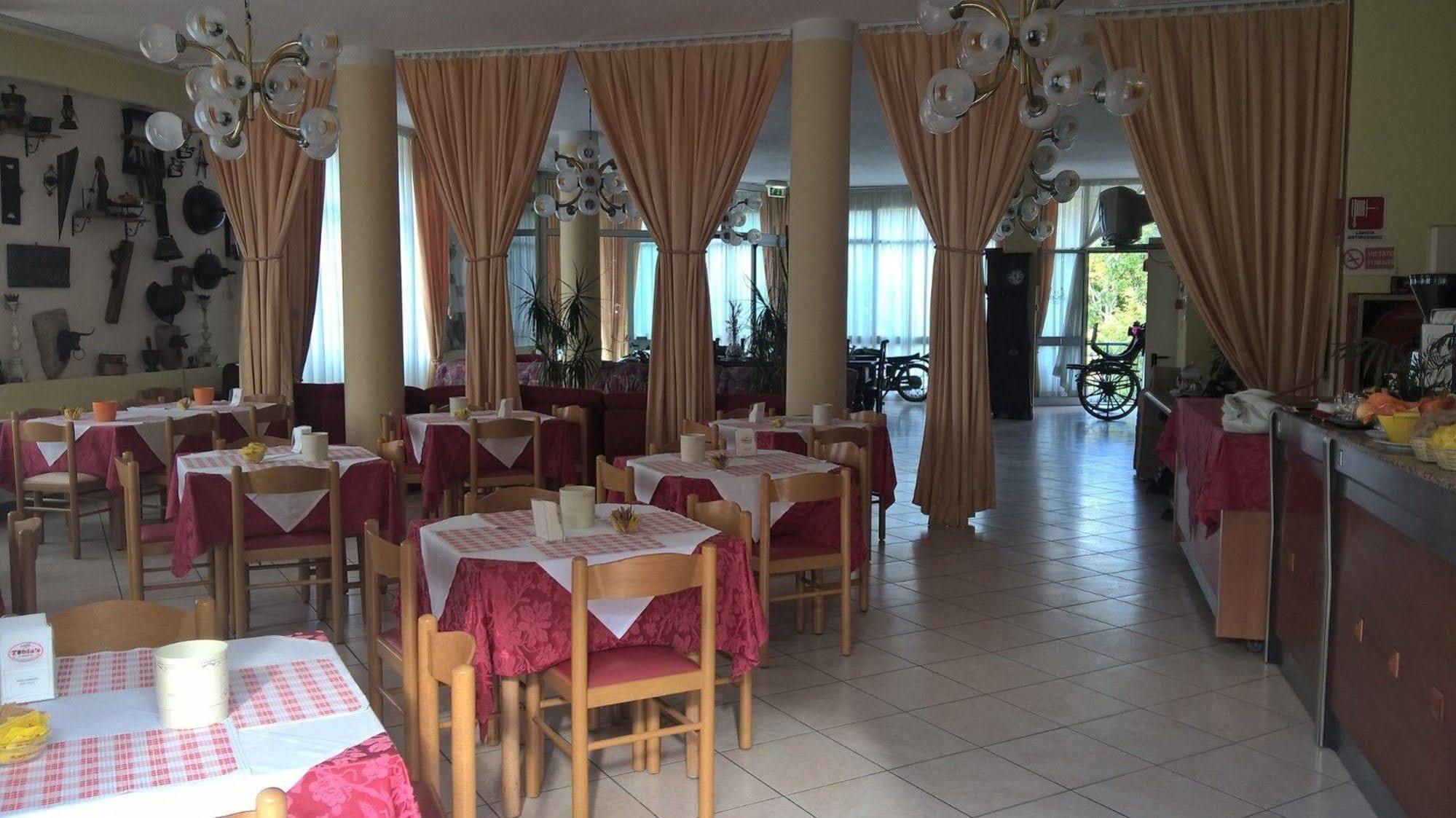 Hotel Parigi คาสเทลซานเปียโตรแตร์เม ภายนอก รูปภาพ