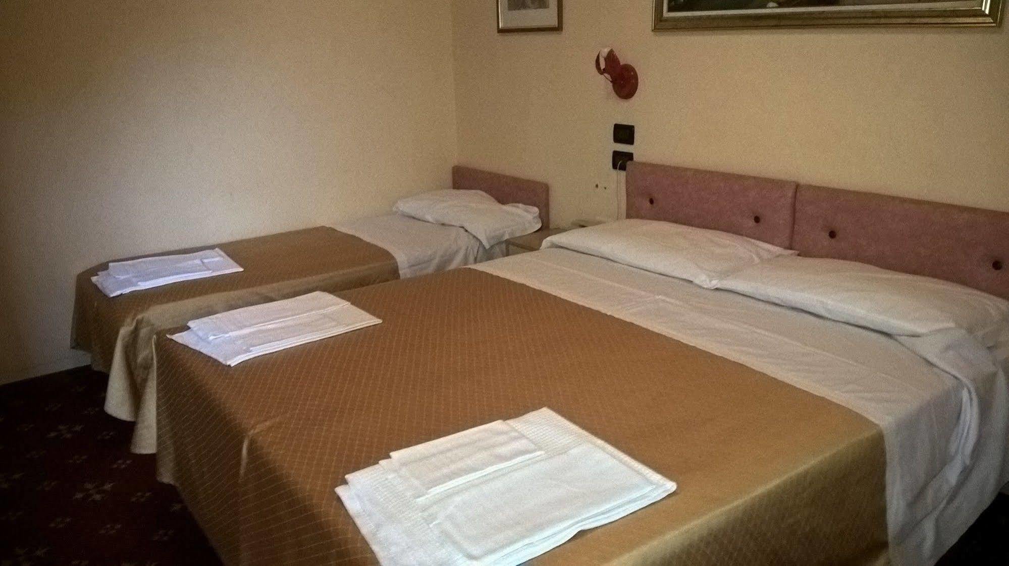 Hotel Parigi คาสเทลซานเปียโตรแตร์เม ภายนอก รูปภาพ