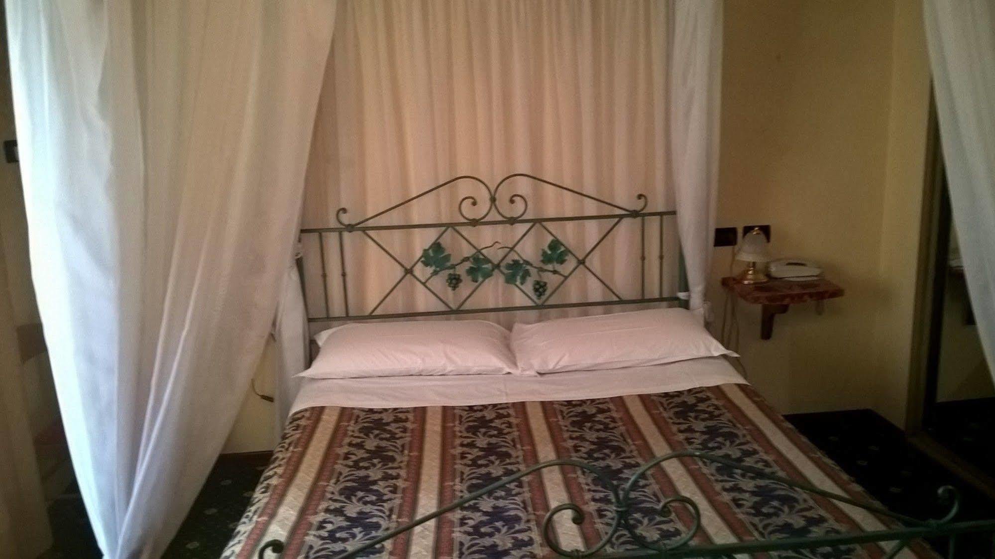 Hotel Parigi คาสเทลซานเปียโตรแตร์เม ภายนอก รูปภาพ